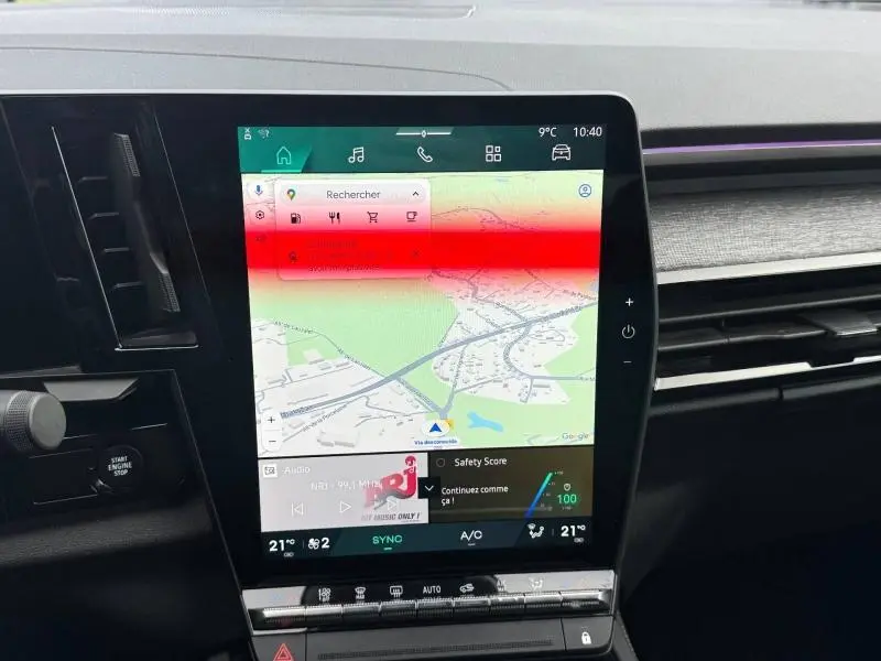 Écran tactile central du tableau de bord du Renault Austral 2025, affichant la navigation GPS et commandes climatisation.