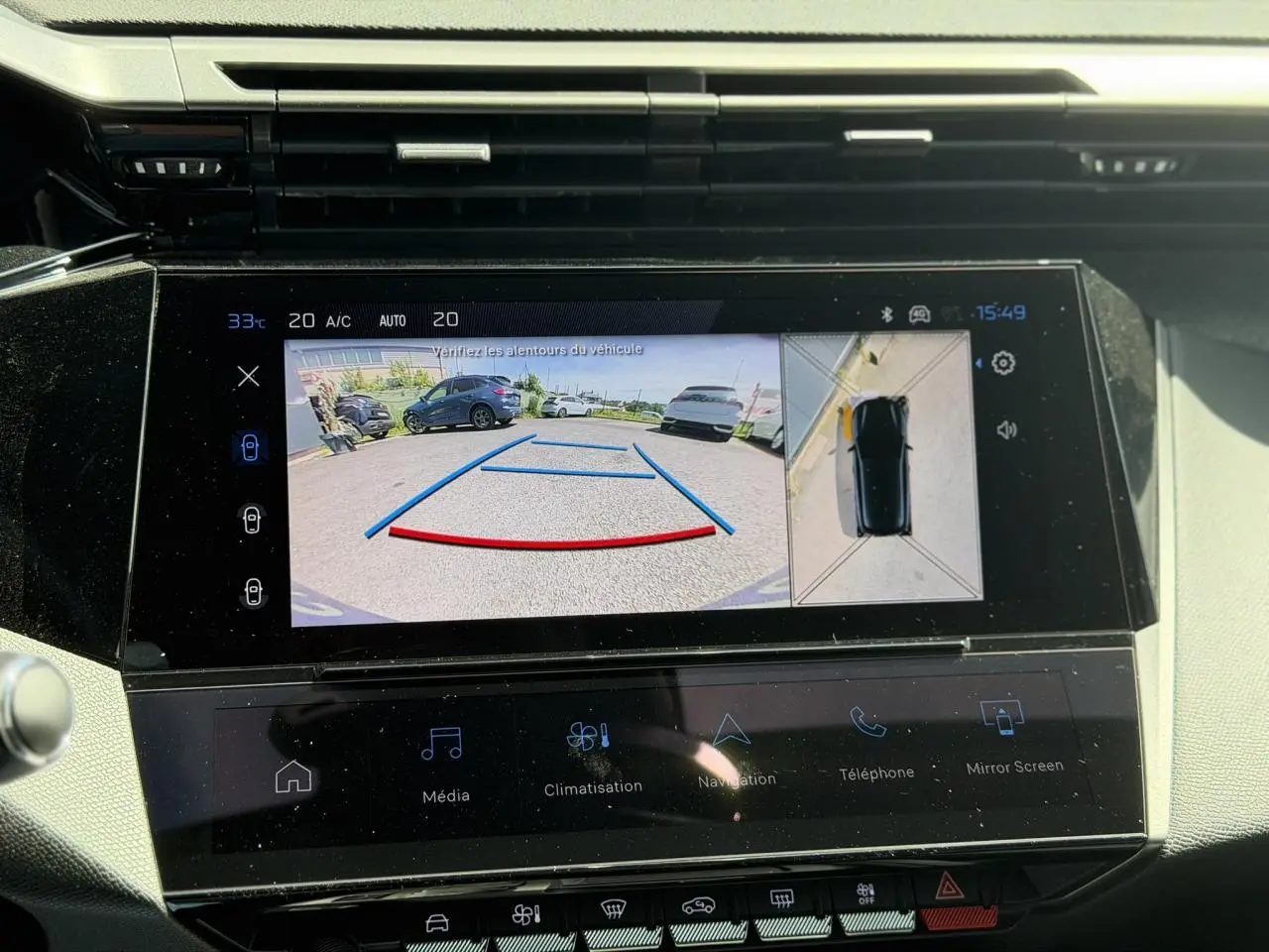 Écran tactile central montrant la caméra de recul et la vue 360° du Peugeot 308 Hybrid gris Artense.