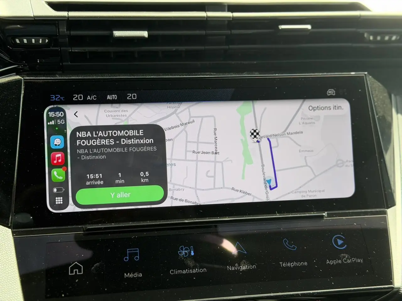 Écran tactile central de la Peugeot 308 Hybrid gris Artense montrant la navigation Apple CarPlay en mode connecté.