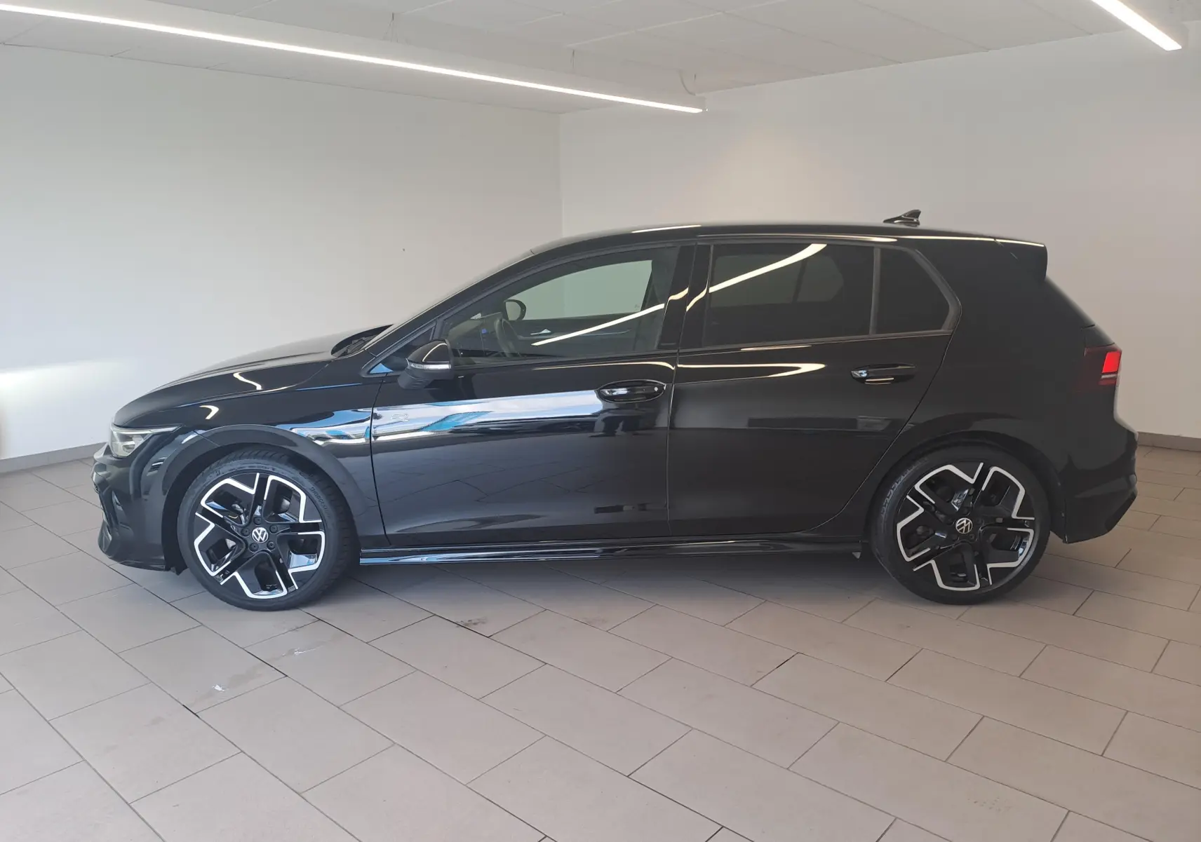 Profil droit d'une Volkswagen Golf 2.0 TDI 150 DSG7 R Line noire grenadille avec jantes alliage léger 18'' York.