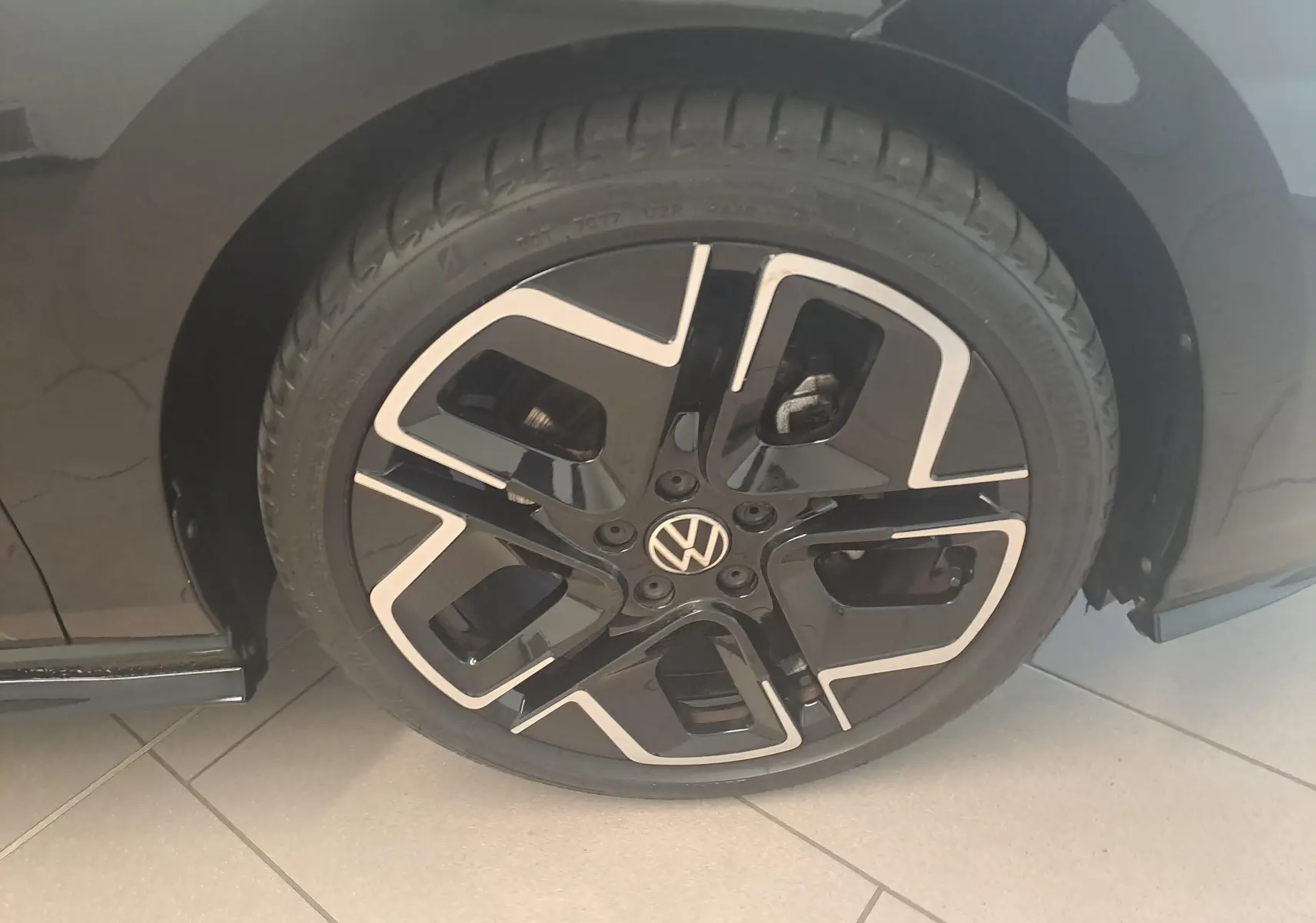 Gros plan sur la jante alliage léger 18'' York noire et argentée de la Volkswagen Golf 2.0 TDI 150 DSG7 R Line noire grenadille.