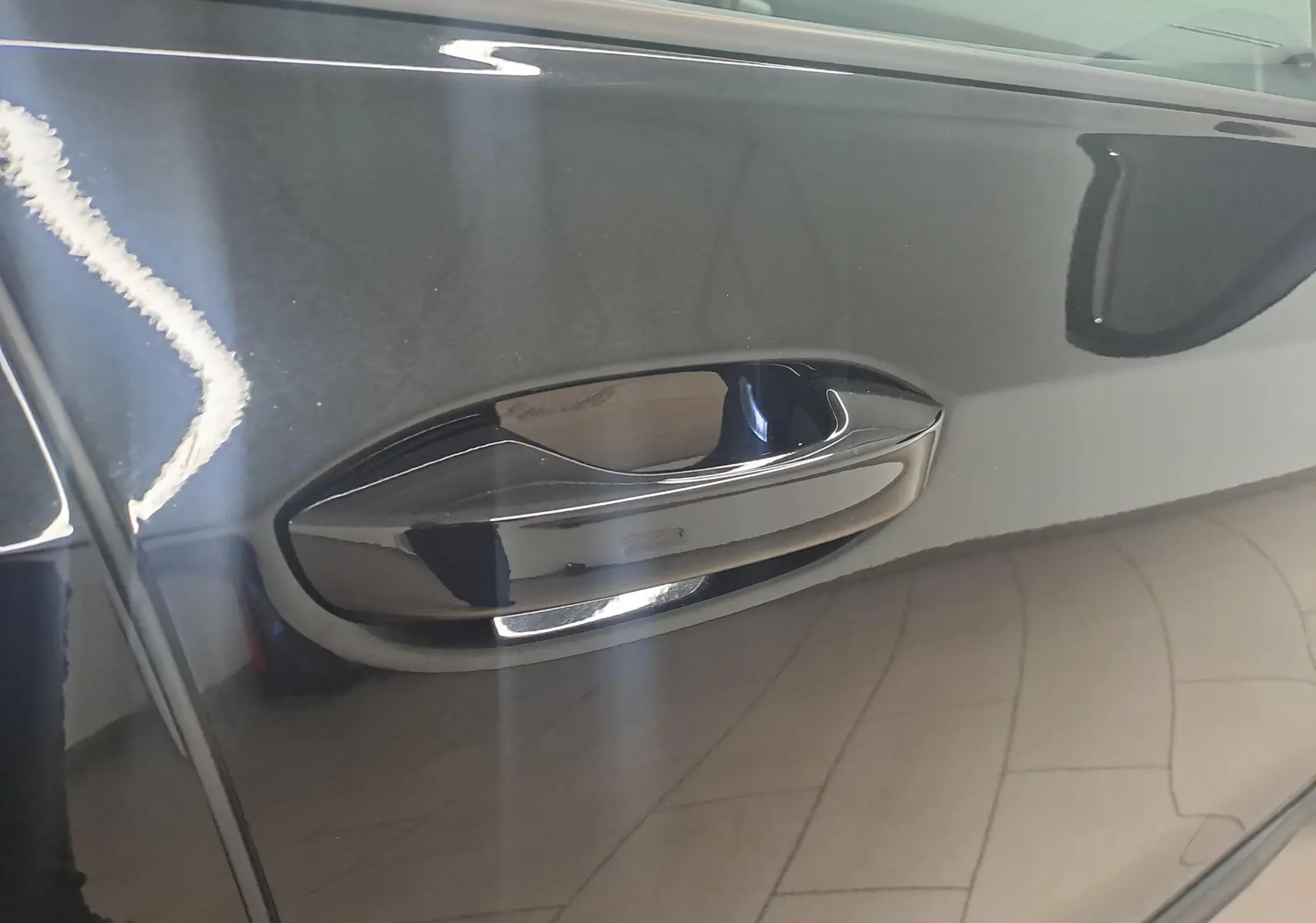 Poignée de porte côté gauche noire grenadille brillante de Volkswagen Golf 2.0 TDI 150 DSG7 R LINE 2024.