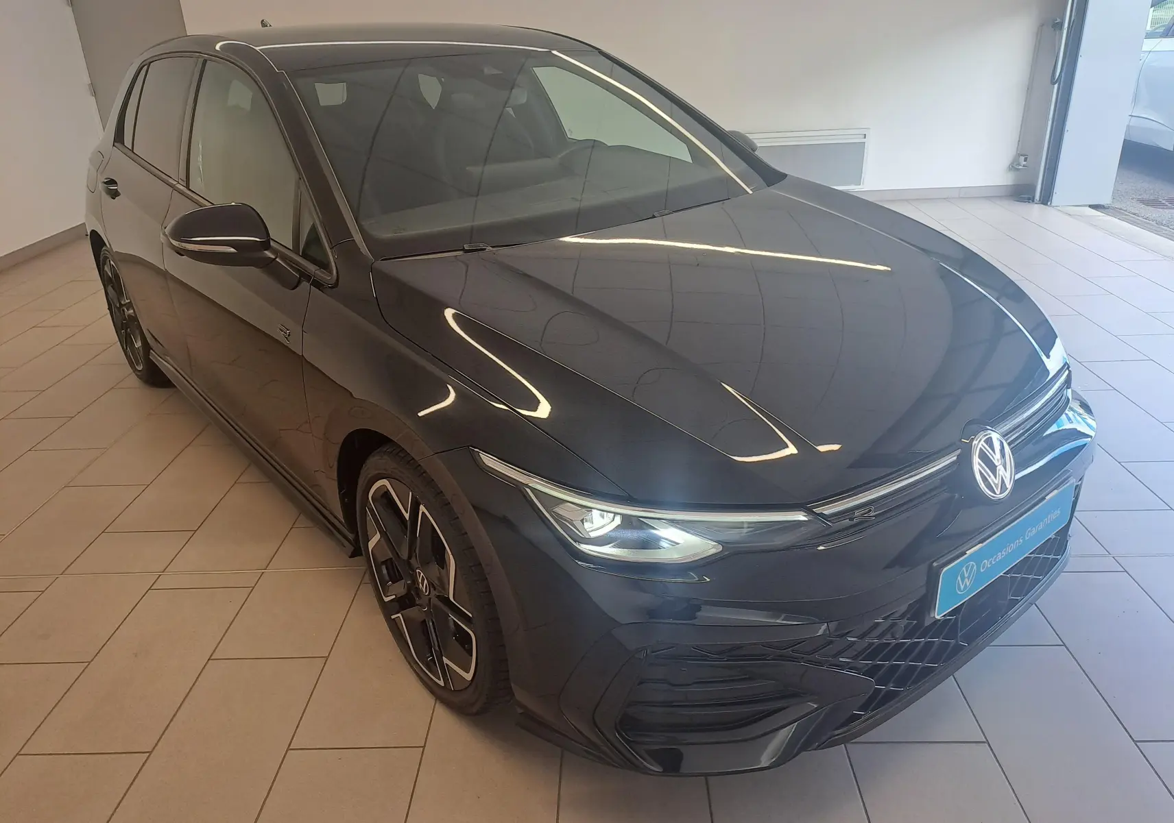 Volkswagen Golf 2.0 TDI 150 DSG7 R Line noir grenadille vue 3/4 avant avec jantes alliage 18'' York.