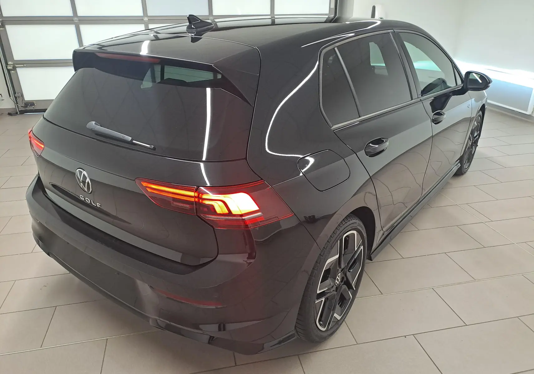 Vue 3/4 arrière droite d'une Volkswagen Golf 2.0 TDI 150 DSG7 R Line noir grenadille avec jantes alliage léger 18'' York.