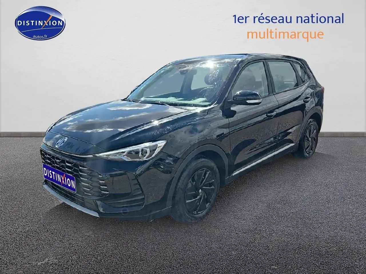 Vue 3/4 avant droite d'un MG ZS Hybrid noir 2026 avec jantes noires et calandre imposante.