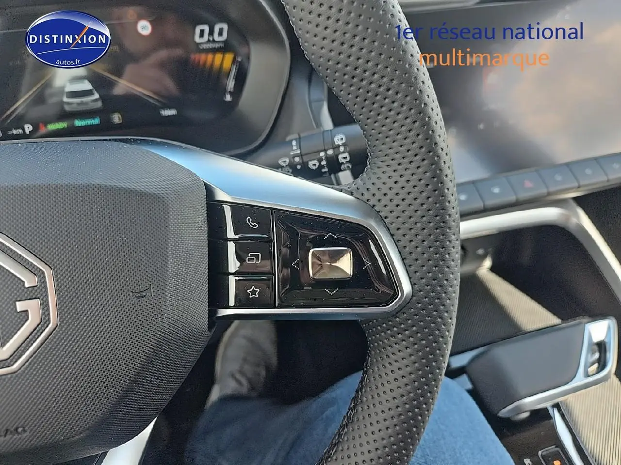 Vue rapprochée du volant perforé et du tableau de bord numérique du MG ZS Hybrid 197 noir, avec écran tactile visible.