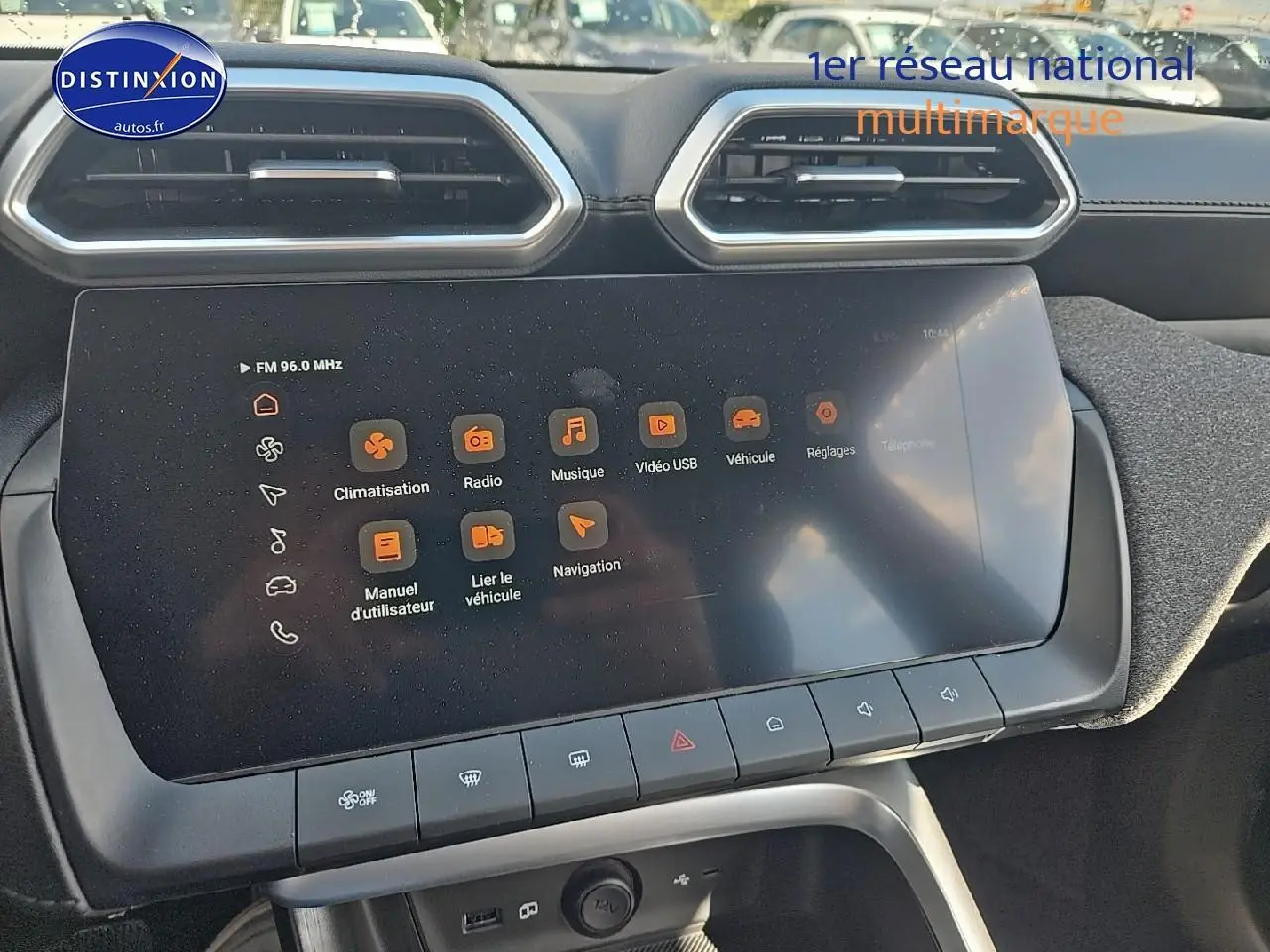 Écran tactile central du tableau de bord du MG ZS Hybrid noir, avec commandes climatisation et multimédia visibles.