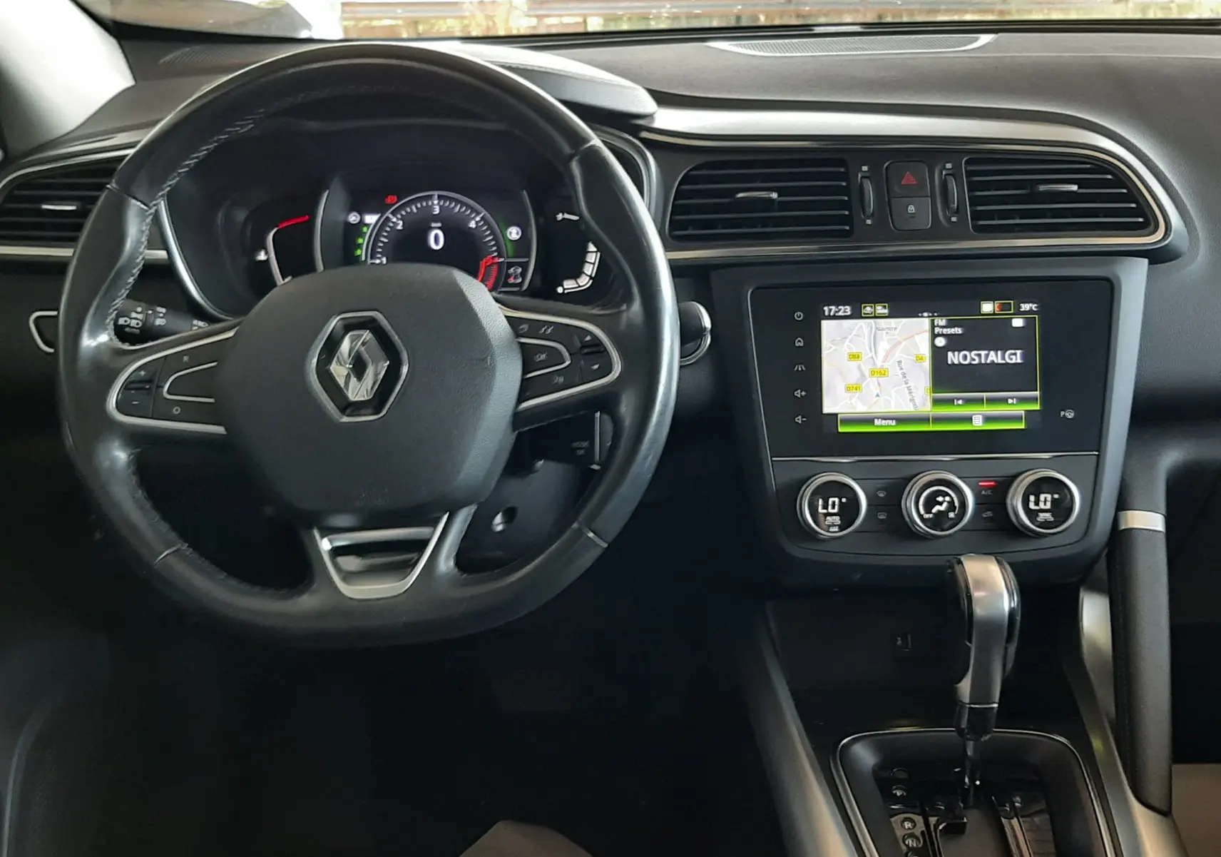 Intérieur du Renault Kadjar 1.5 DCI 115 Intens 2020, vue tableau de bord avec volant, écran tactile et levier de boîte auto.