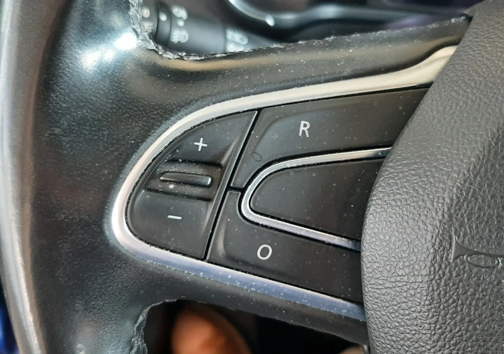 Gros plan sur les commandes au volant du Renault Kadjar 1.5 DCI 115 Intens EDC 2020, cuir noir avec surpiqûres.