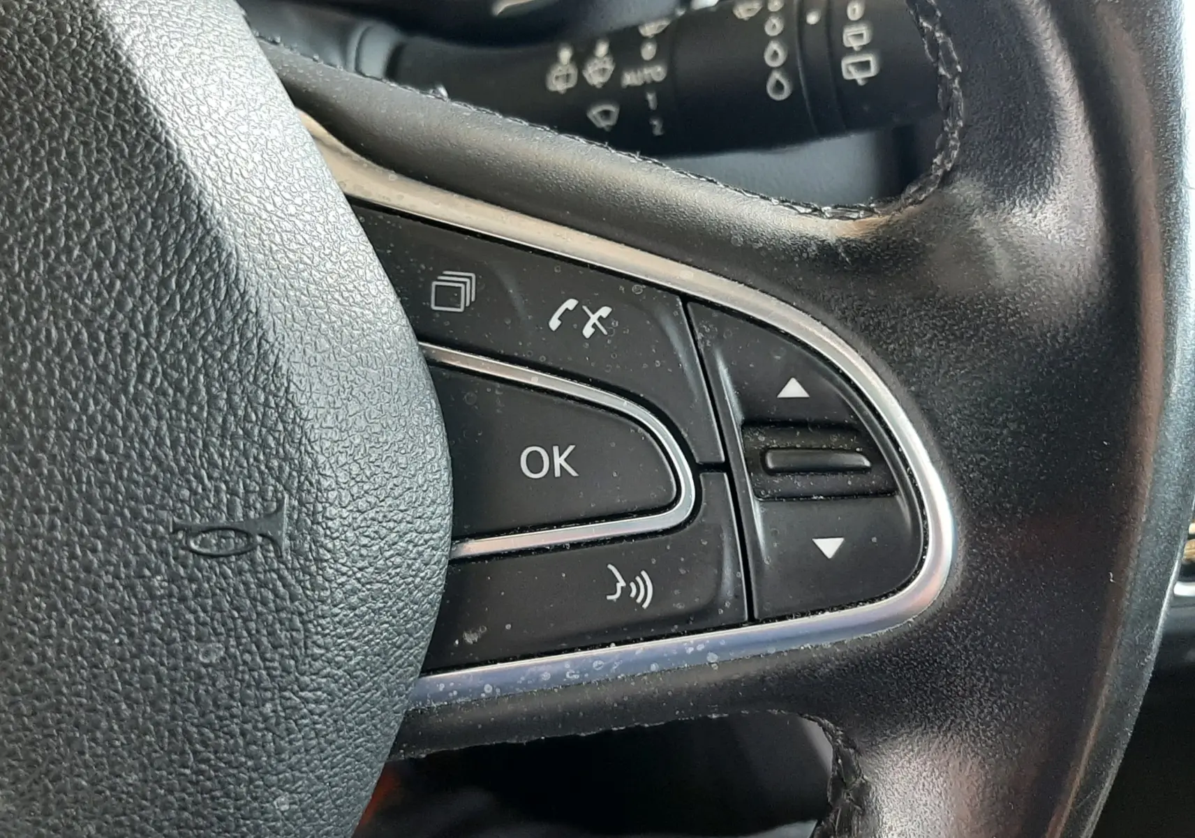 Gros plan sur les commandes multifonctions à droite du volant en cuir noir du Renault Kadjar 1.5 DCI 115 Intens EDC 2020.