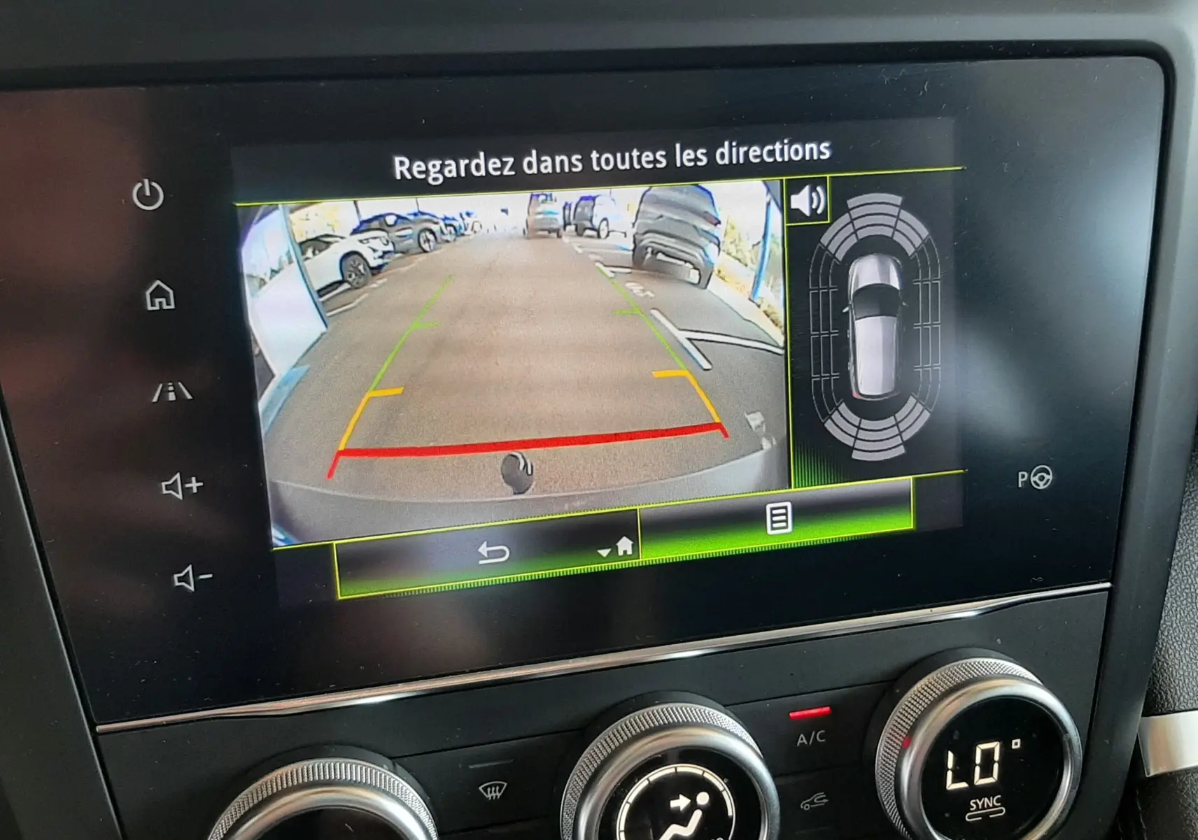 Affichage de la caméra de recul et des commandes de climatisation du Renault Kadjar 1.5 DCI 115 Intens EDC bleu Iron, vue intérieure.