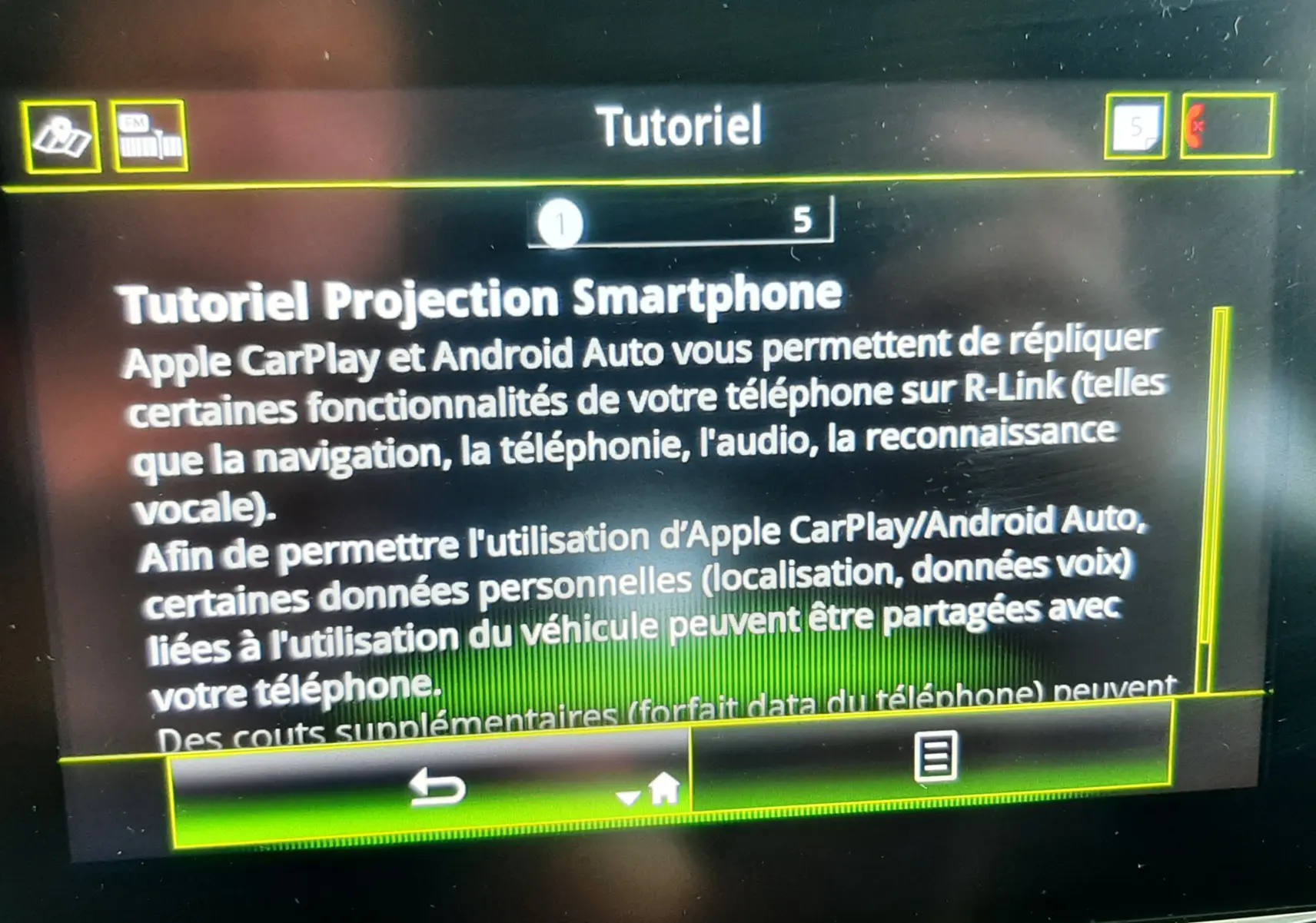 Écran tactile intérieur du Renault Kadjar 1.5 DCI 115 Intens EDC 2020 affichant un tutoriel Apple CarPlay.