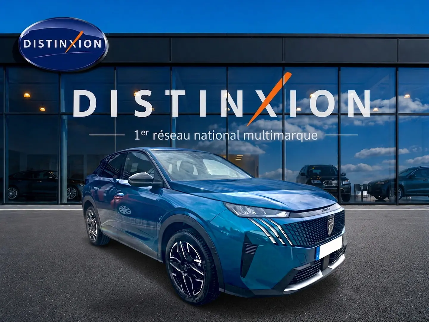 Peugeot 3008 bleu obsession en 3/4 avant droit, avec calandre distinctive et jantes alu modernes.