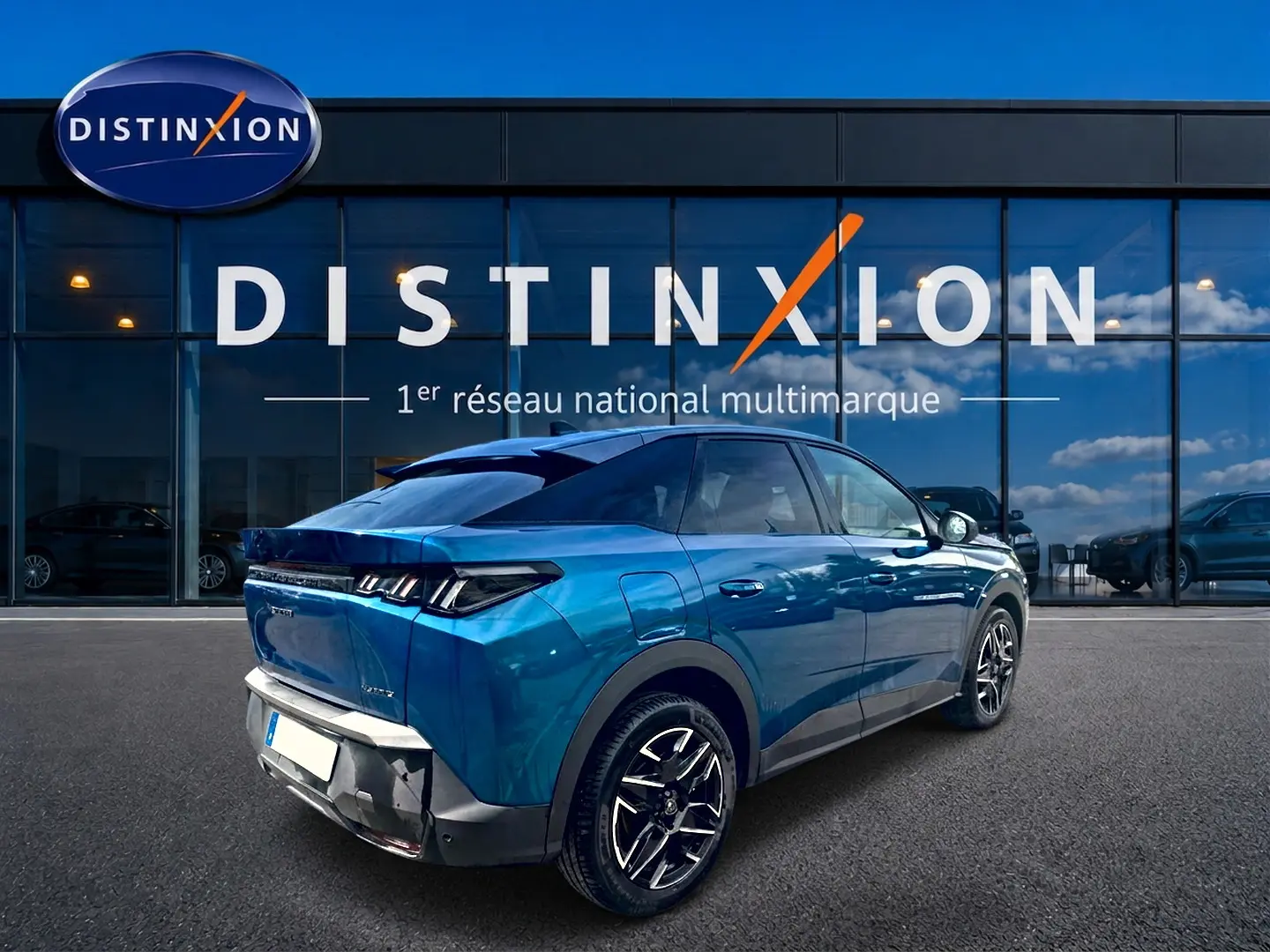 Peugeot 3008 1.2 hybrid 145 allure e-dcs6 bleu obsession en 3/4 arrière droit devant showroom Distinxion.