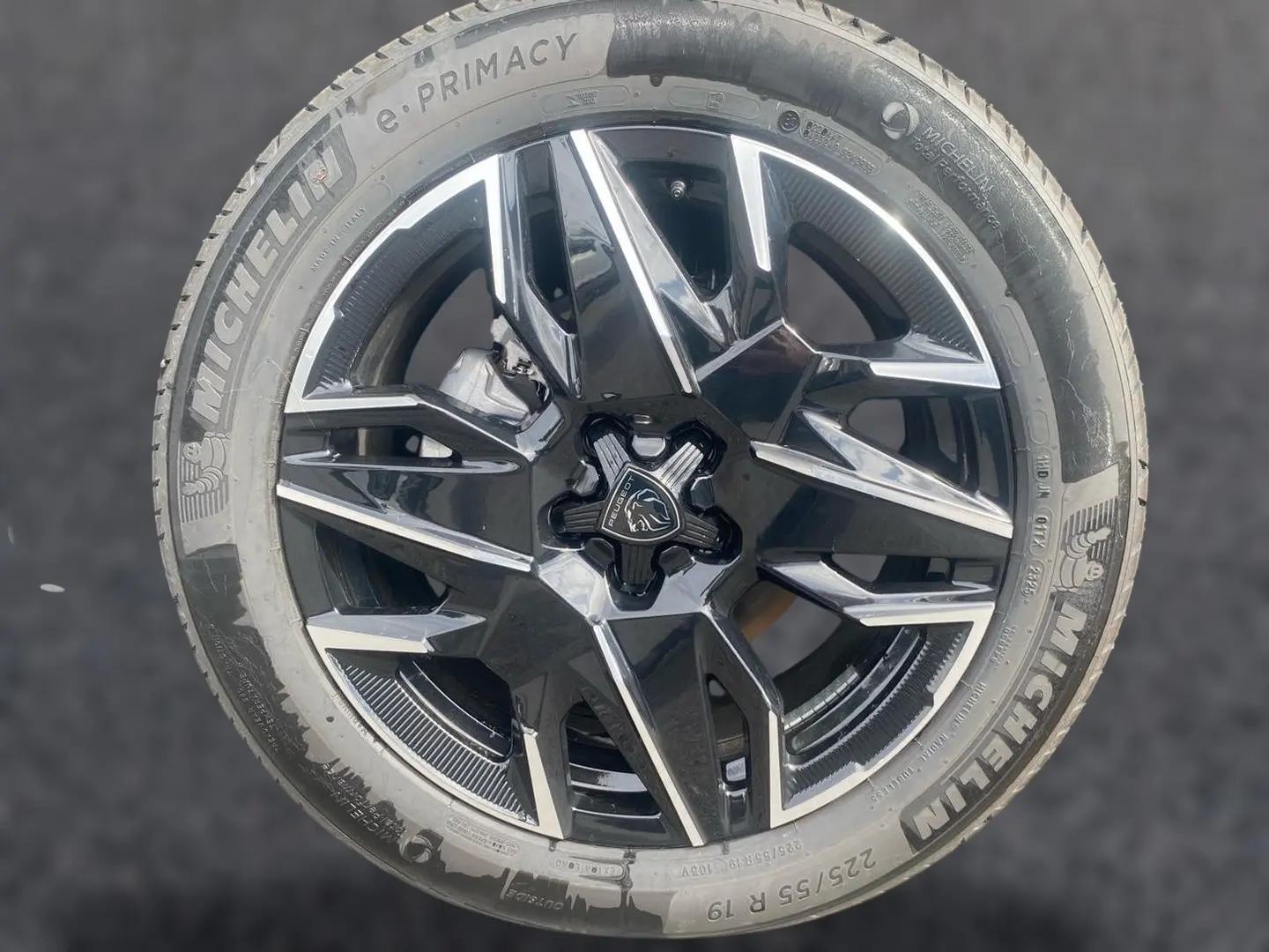 Gros plan sur la jante alu noire et argentée d’un Peugeot 3008 1.2 hybrid 145 allure e-dcs6 bleu obsession.