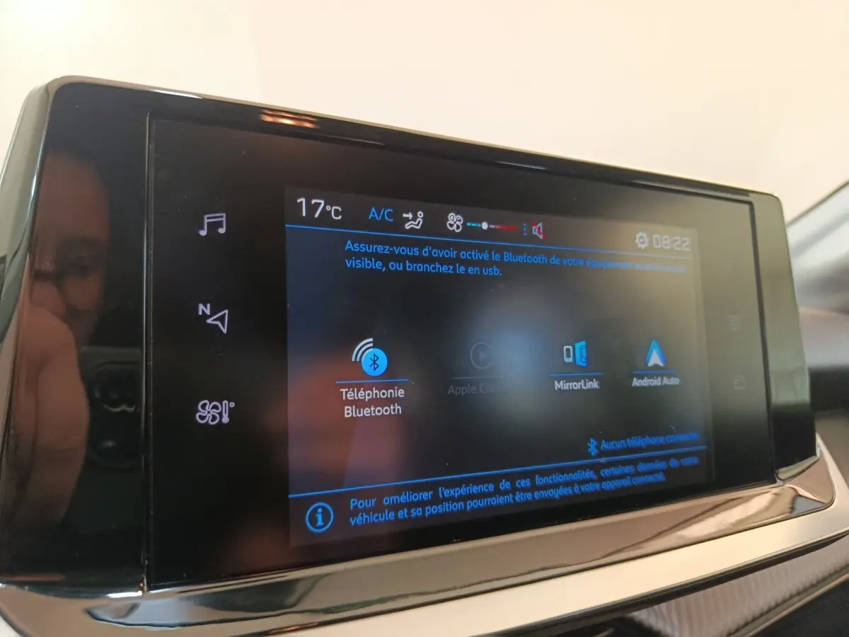 Écran tactile central de 7 pouces du Peugeot 208 PureTech 75 S&S Style 2023 affichant les options Bluetooth et Android Auto.