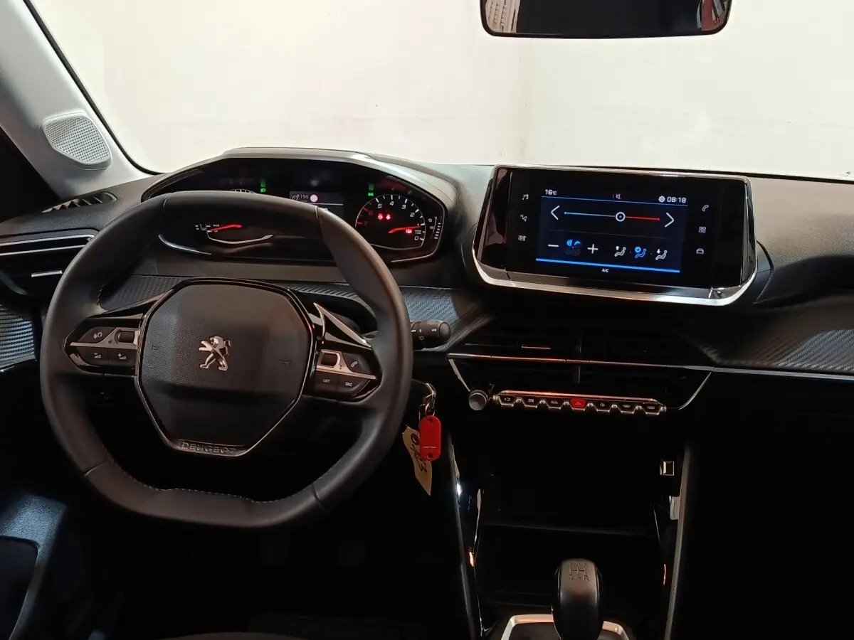 Intérieur de la Peugeot 208 PureTech 75 S&S Style 2023, vue frontale du volant cuir et écran tactile central 7 pouces.