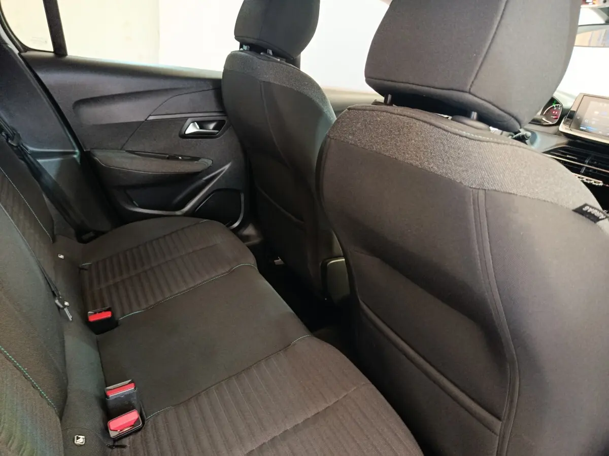 Vue intérieure arrière côté gauche de la banquette noire de la Peugeot 208 PureTech 75 S&S Style 2023.