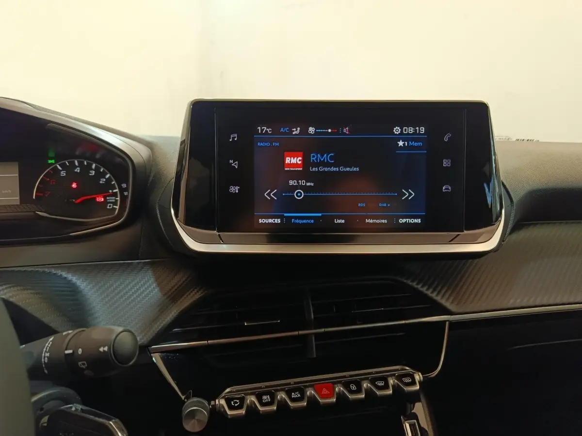 Vue intérieure centrée sur l'écran tactile 7 pouces du tableau de bord de la Peugeot 208 PureTech 75 S&S Style 2023.