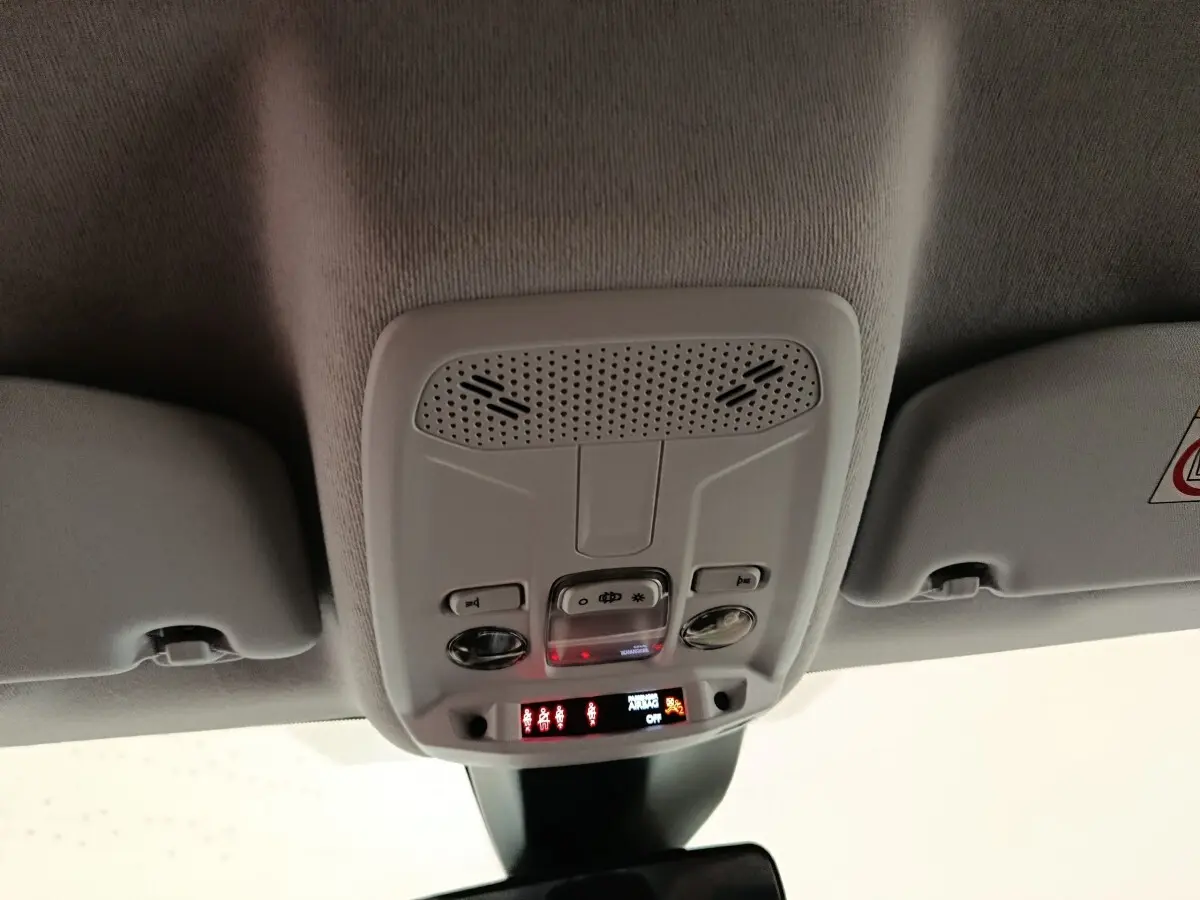 Plafonnier intérieur avec commandes d’éclairage et affichage d’alerte dans un Peugeot 208 blanc 2023.