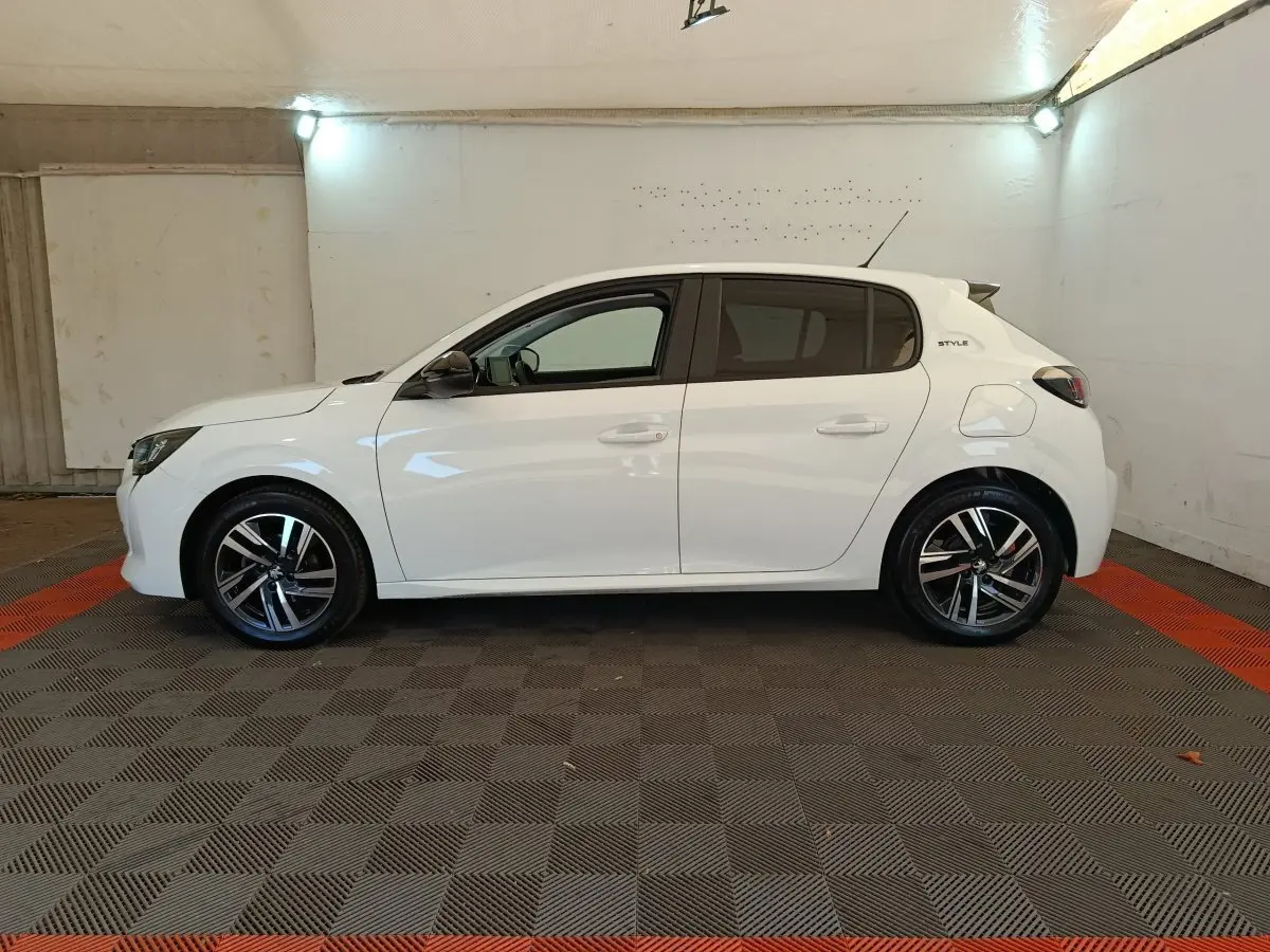 Peugeot 208 PureTech 75 S&S Style blanche vue de profil côté gauche, avec jantes alliage et logo Style sur l'aile arrière.