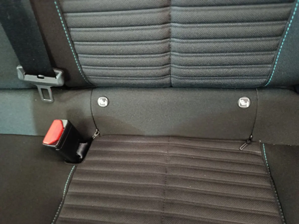 Gros plan sur la banquette arrière noire de la Peugeot 208 PureTech 75 S&S Style avec ceinture et fixations Isofix visibles.
