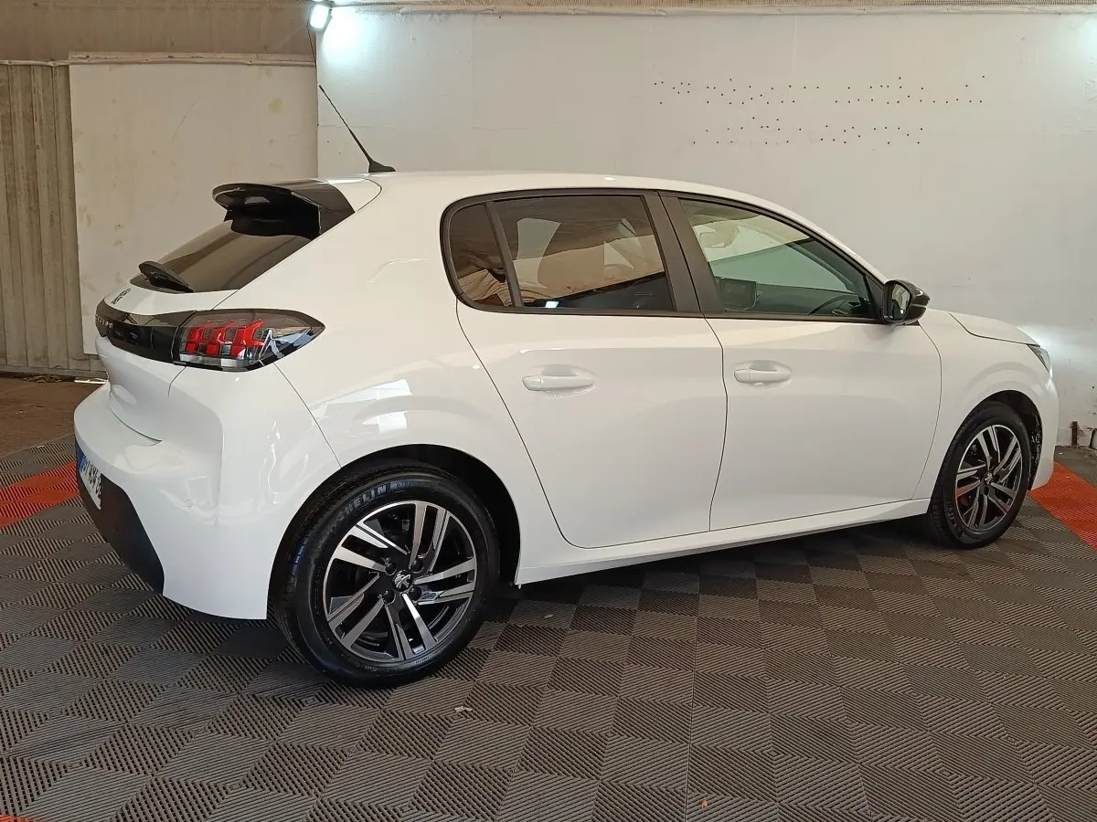 Peugeot 208 PureTech 75 S&S Style blanc vue de profil droit, avec jantes alliage et feux arrière LED distinctifs.