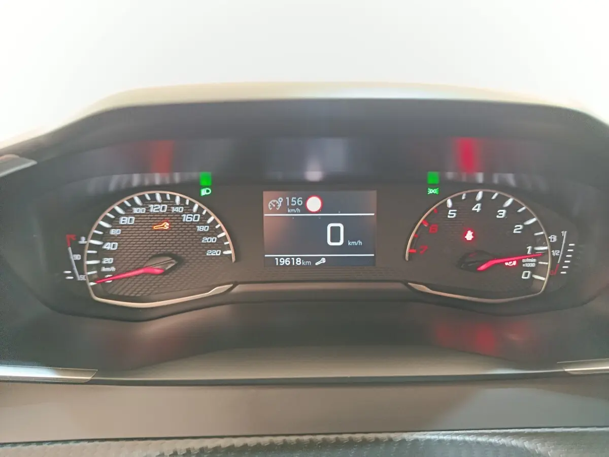 Tableau de bord de Peugeot 208 PureTech 75 S&S Style 2023, affichage digital et compteurs analogiques vus de face.