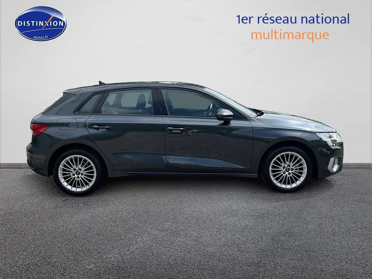 Profil côté gauche d'une Audi A3 Sportback 30 TFSI gris Manhattan avec jantes alu 17 pouces sur fond neutre.