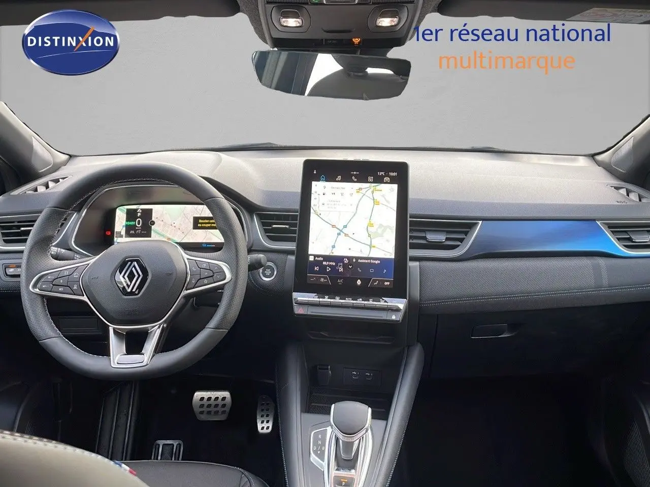 Vue intérieure du tableau de bord du Renault Captur E-Tech hybride 2025 avec écran tactile vertical et volant multifonction noir.