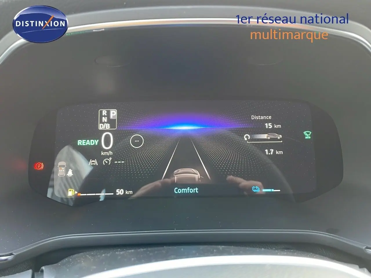 Affichage numérique du tableau de bord du Renault Captur E-Tech hybride 2025 montrant la vitesse et le mode confort