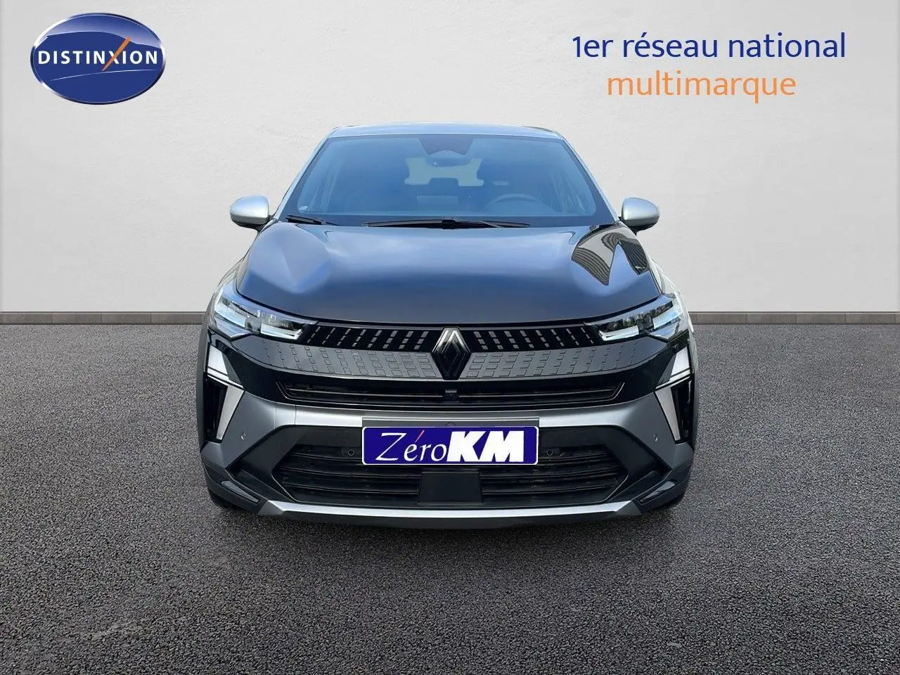 Vue frontale d'un Renault Captur 2025 noir étoile métal avec toit gris, mettant en valeur sa calandre moderne et ses phares LED.