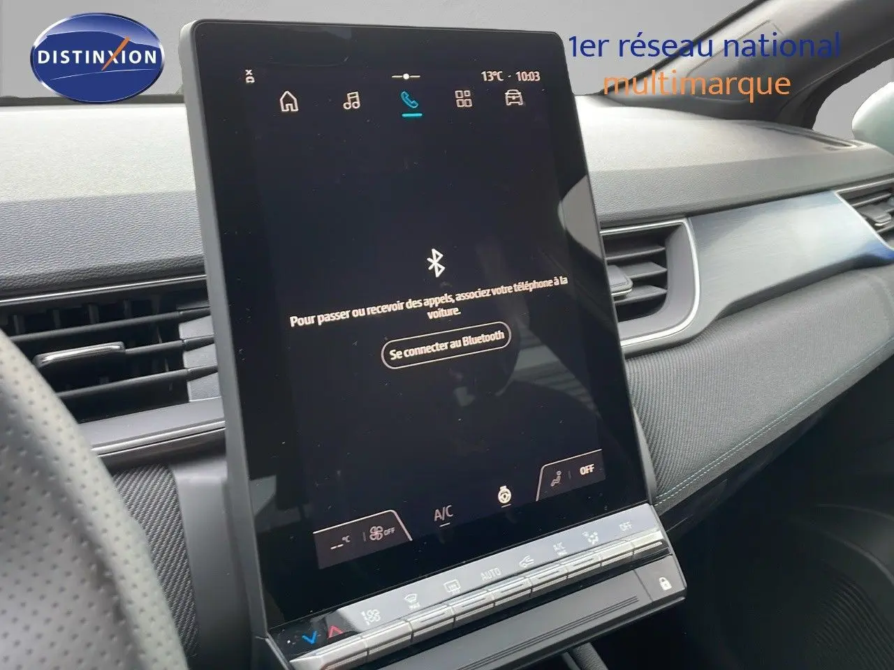 Écran tactile central vertical du tableau de bord du Renault Captur E-Tech hybride 2025, ambiance intérieure moderne grise.