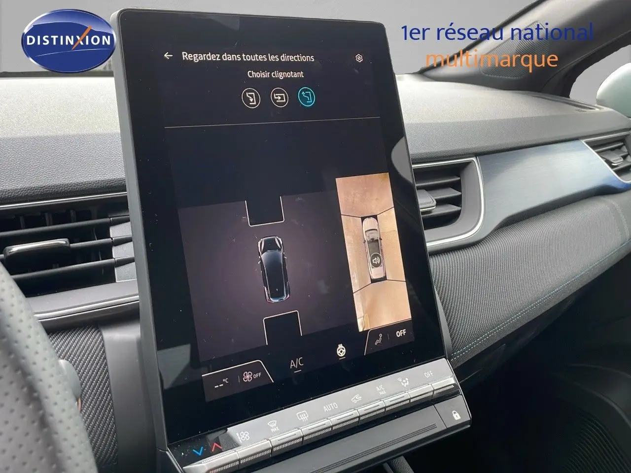 Écran central tactile affichant la caméra 360° dans l'habitacle du Renault Captur E-Tech hybride 2025.
