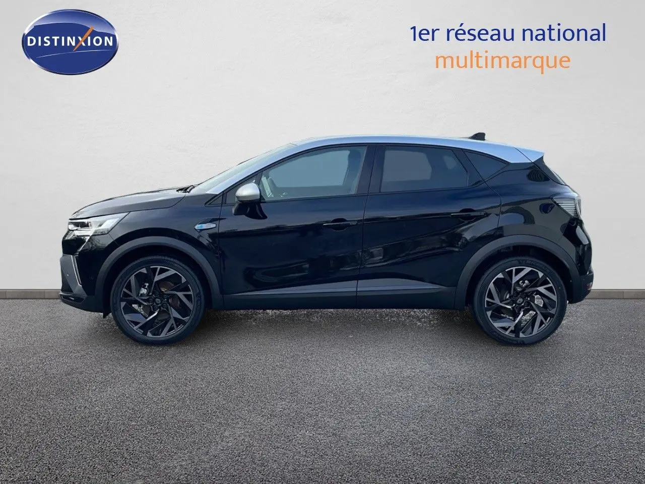 Profil côté gauche du Renault Captur E-Tech hybride noir étoile avec toit gris, jantes alliage et lignes modernes.