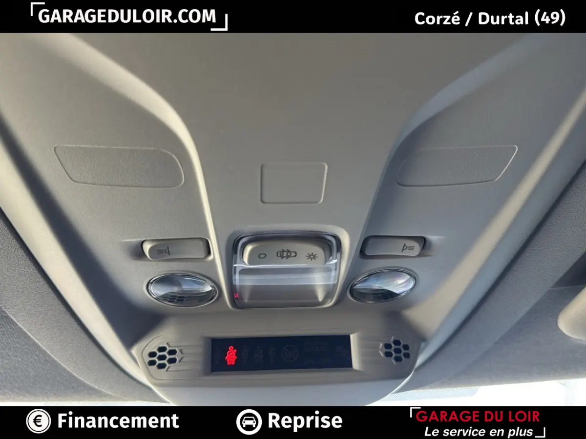 Plafonnier intérieur avec commandes d’éclairage et voyants dans un Peugeot Rifter bleu, vue de dessous.