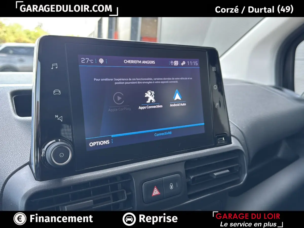 Vue intérieure du tableau de bord du Peugeot Rifter 2024, écran tactile affichant les options Apple CarPlay et Android Auto.