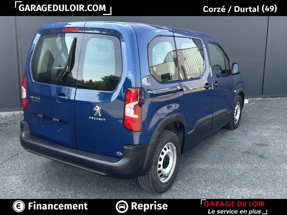 Vue 3/4 arrière droite d'un Peugeot Rifter bleu 2024 version Allure avec portes arrière battantes et jantes acier.
