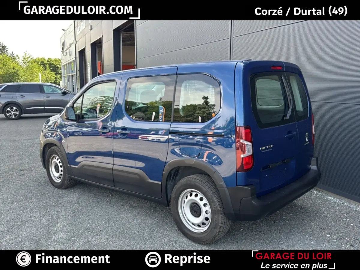 Peugeot Rifter bleu 3/4 arrière droit, version 1.5 BlueHDi 100 S&S Taille M Allure 2024, avec jantes acier et vitres teintées.