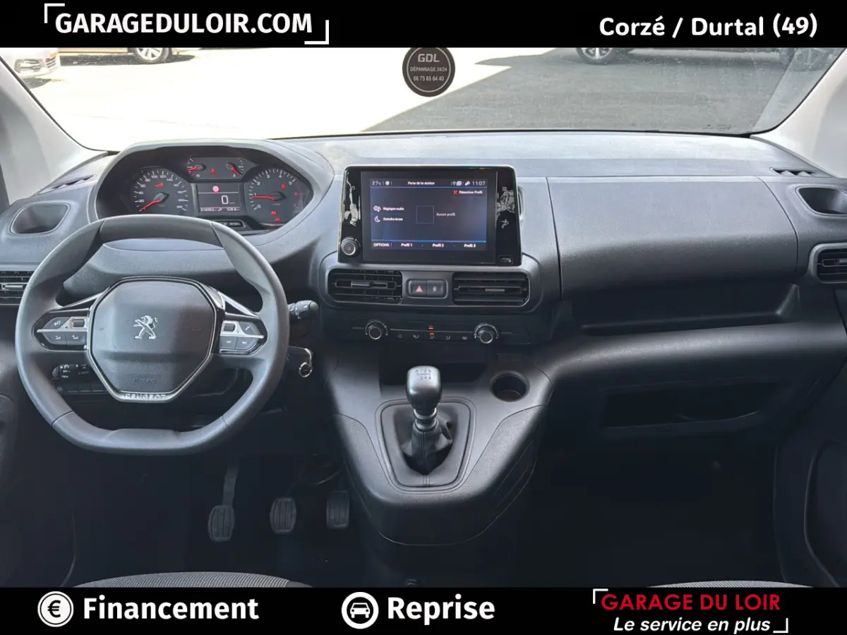 Intérieur du Peugeot Rifter 2024, vue frontale du tableau de bord avec volant compact et écran tactile central.
