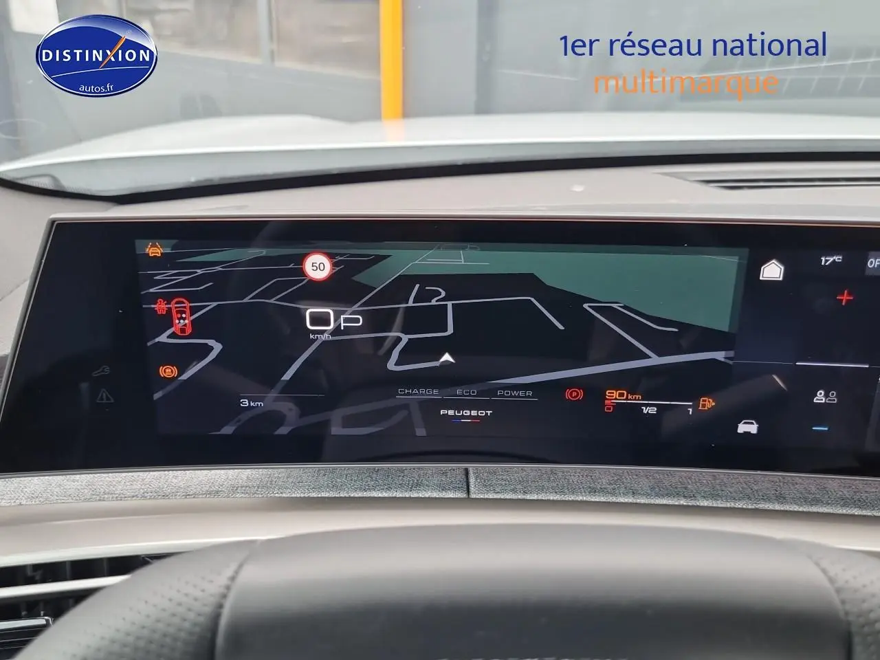 Vue rapprochée de l'écran tactile central du tableau de bord du Peugeot 3008 blanc, affichant la navigation GPS.