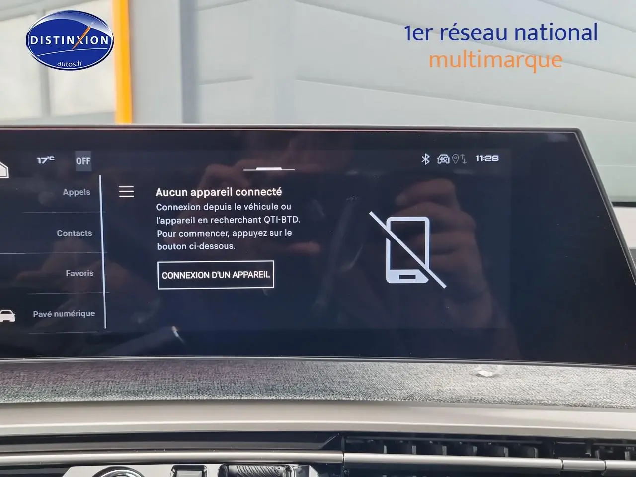 Vue intérieure du tableau de bord du Peugeot 3008 blanc 2025 avec écran tactile multifonction affichant la connexion Bluetooth.