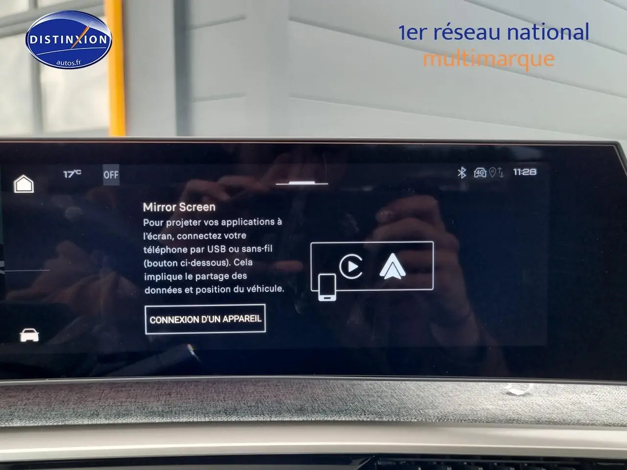 Écran tactile intérieur du Peugeot 3008 blanc 2025 affichant la fonction Mirror Screen en gros plan.