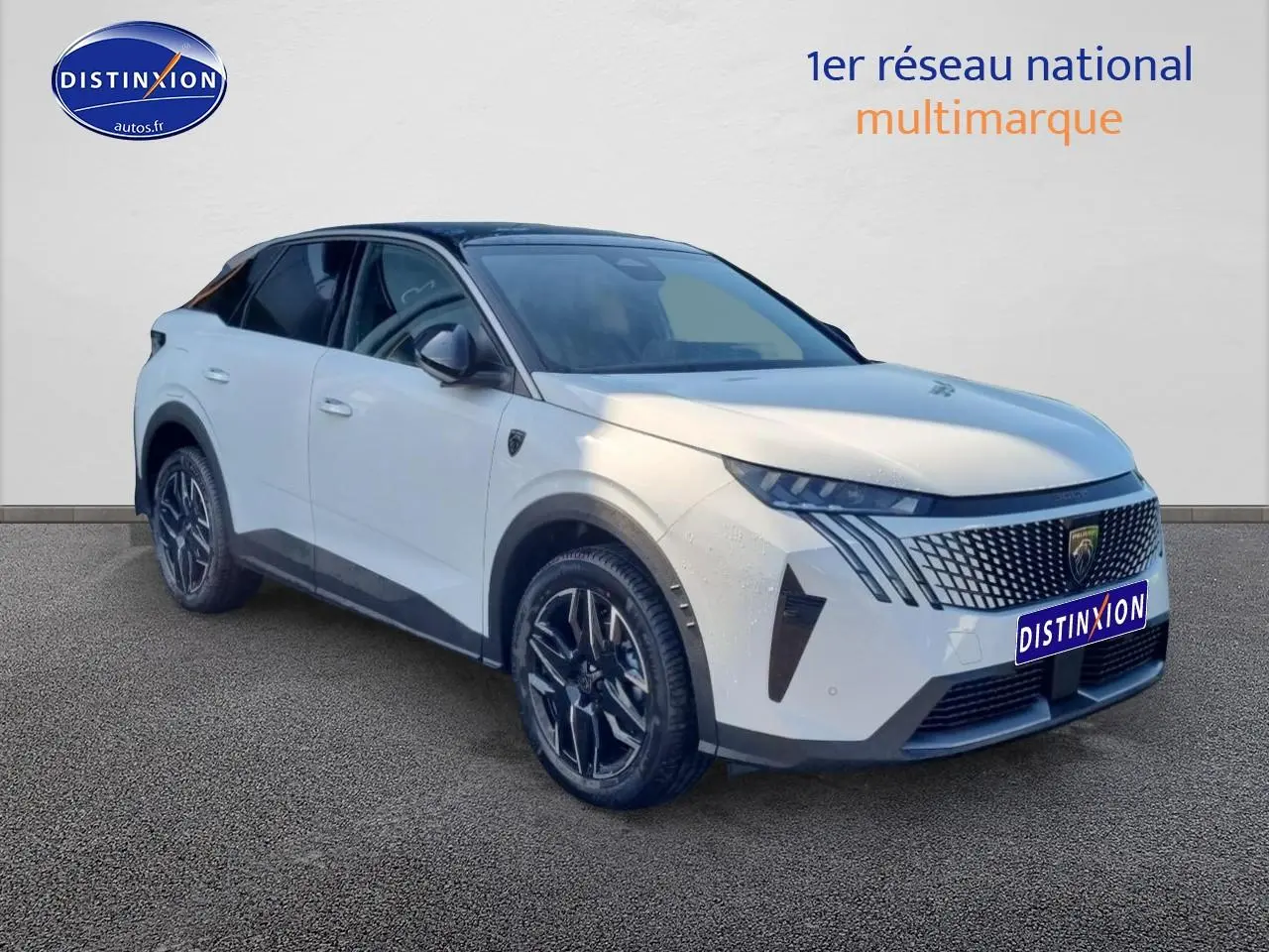 Peugeot 3008 blanc en 3/4 avant droit avec calandre distinctive et jantes alliage noires.