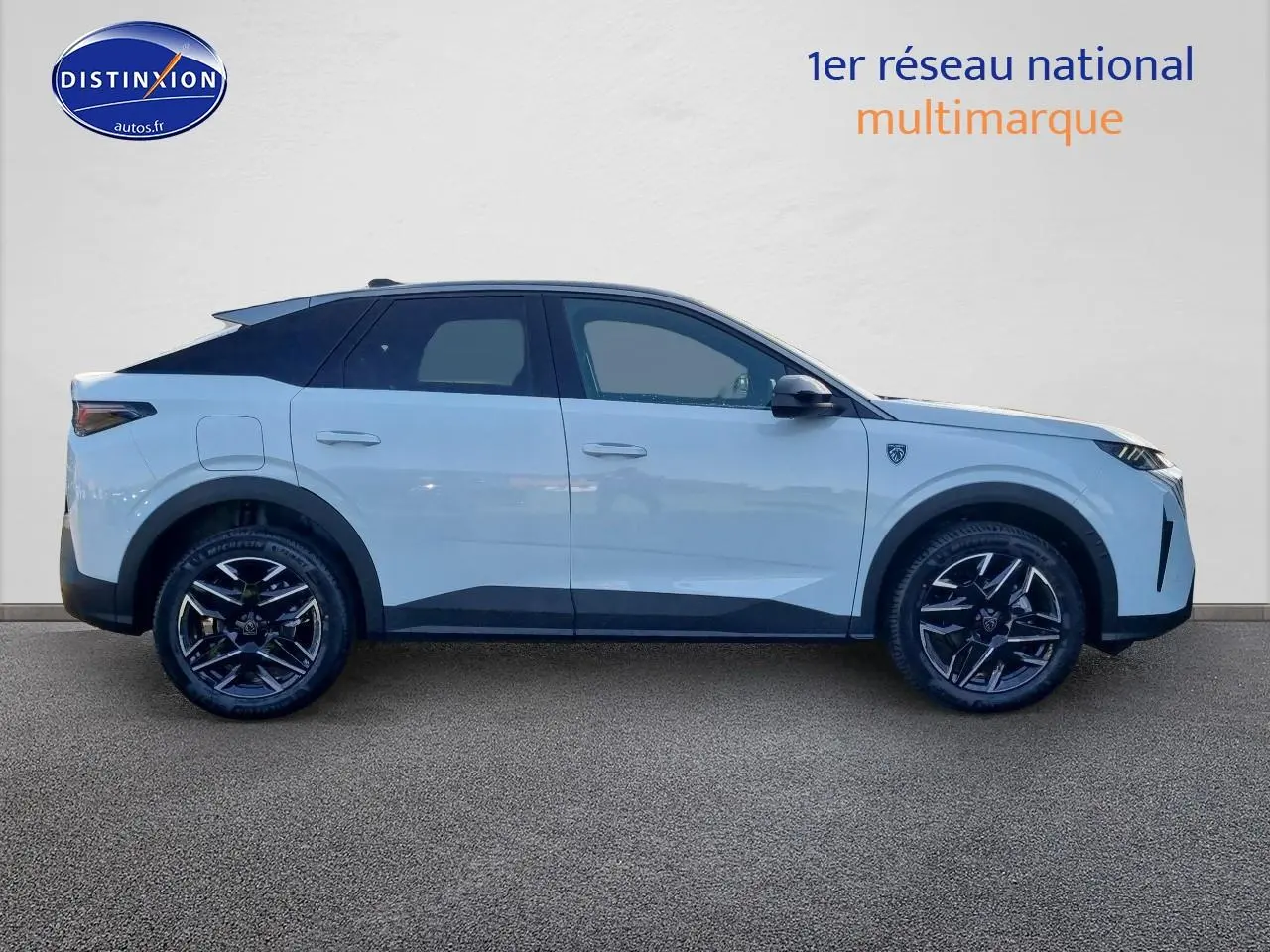 Profil droit du Peugeot 3008 blanc hybride 2025 avec jantes alliage noires et toit noir contrasté.