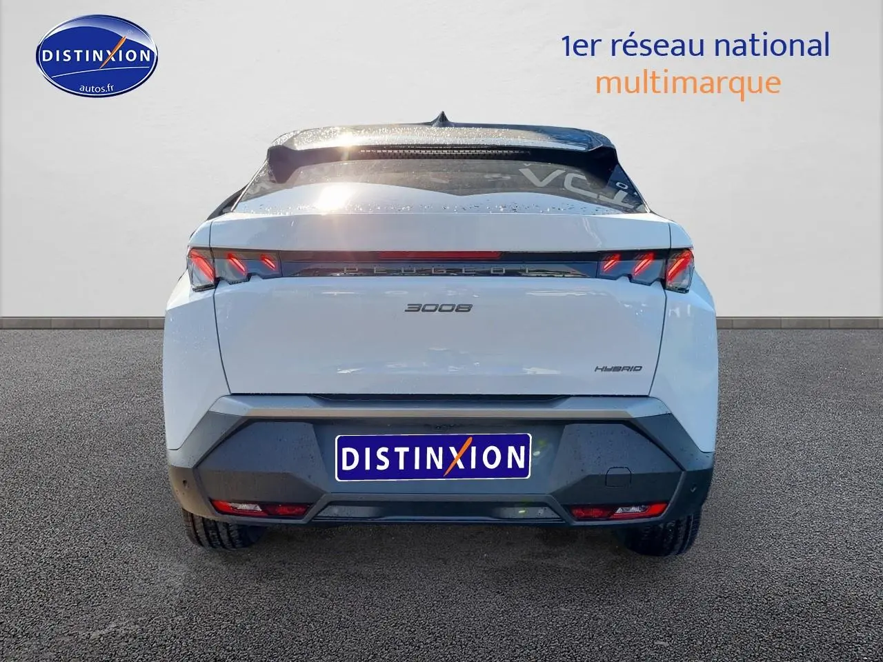 Vue arrière d’un Peugeot 3008 blanc hybride 2025 avec feux LED et becquet noir sur fond neutre.