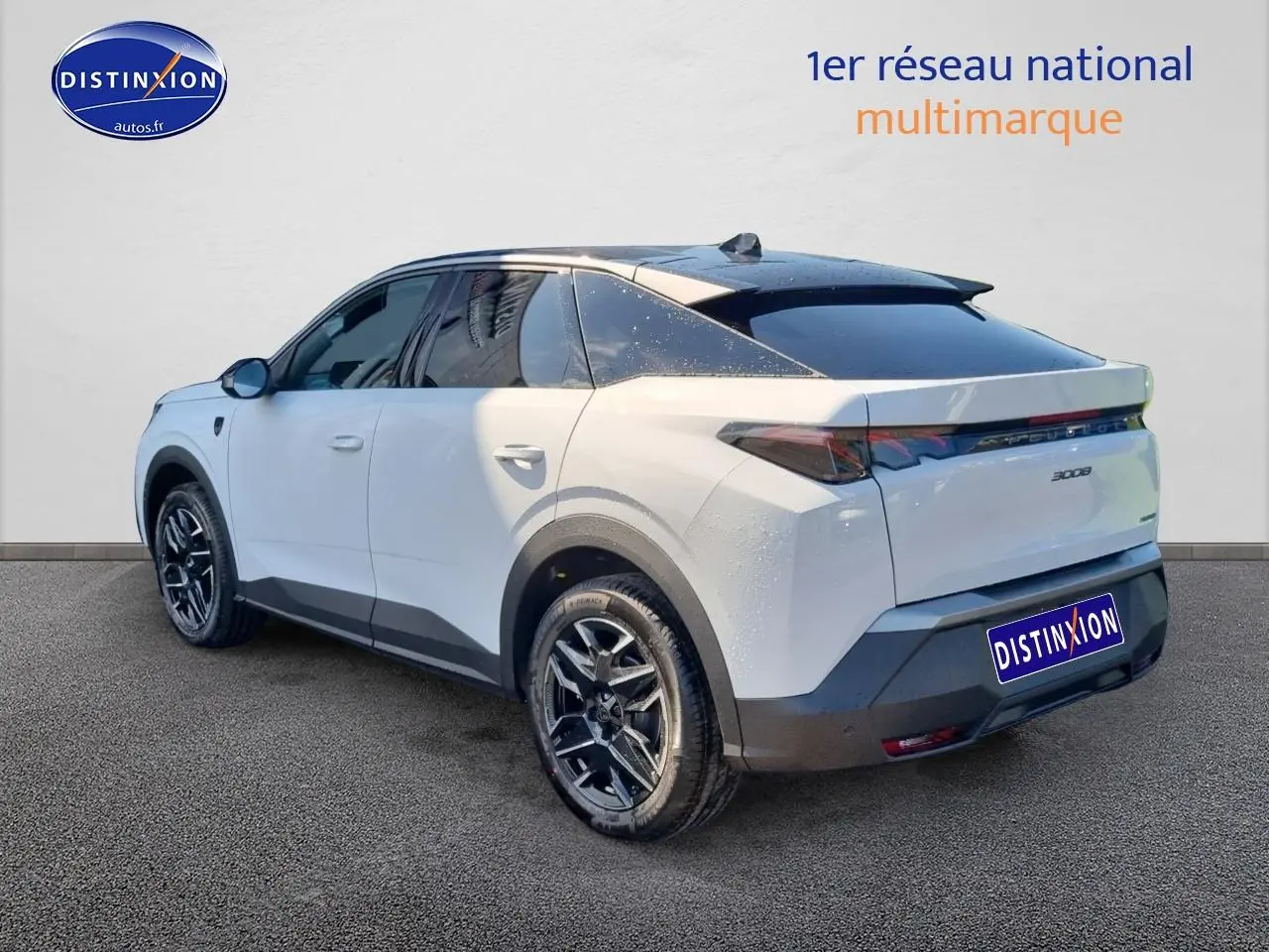 Vue 3/4 arrière droite d’un Peugeot 3008 blanc avec jantes noires et toit noir contrasté.