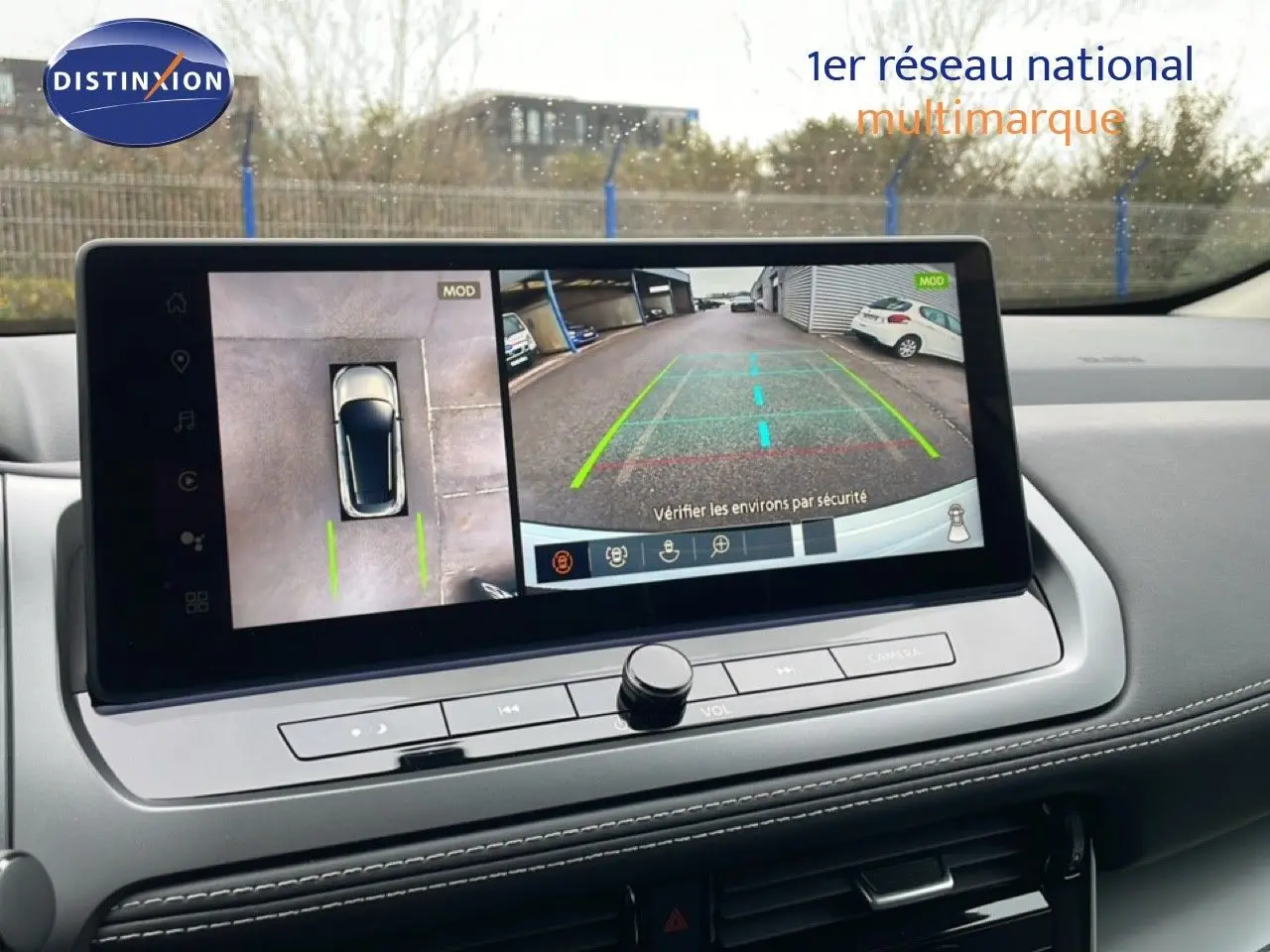 Écran central du Nissan Qashqai blanc nacré montrant la caméra de recul et la vue 360° en stationnement.