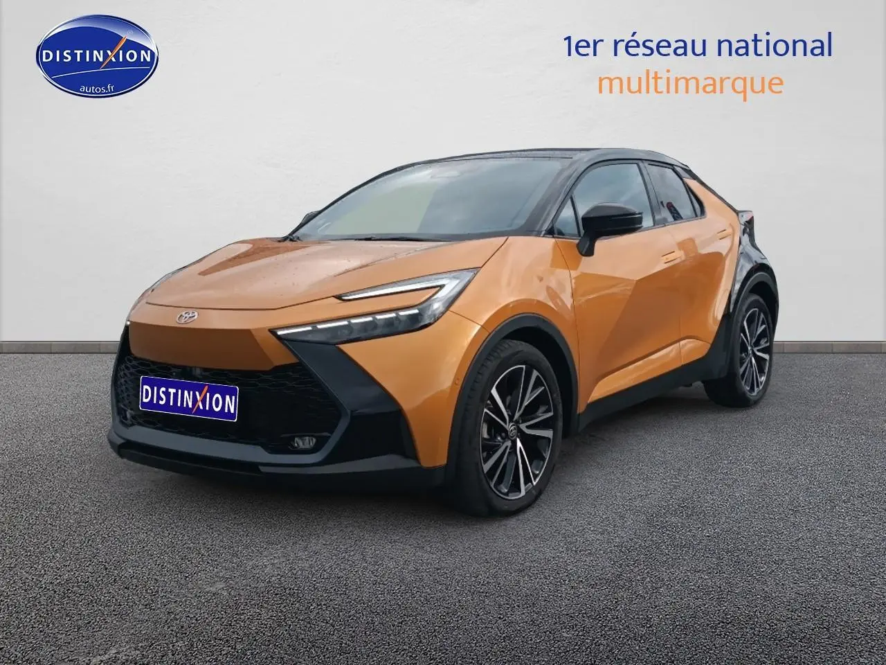 Toyota C-HR hybride 2025 or et noir en 3/4 avant droit avec jantes alu et toit noir panoramique.