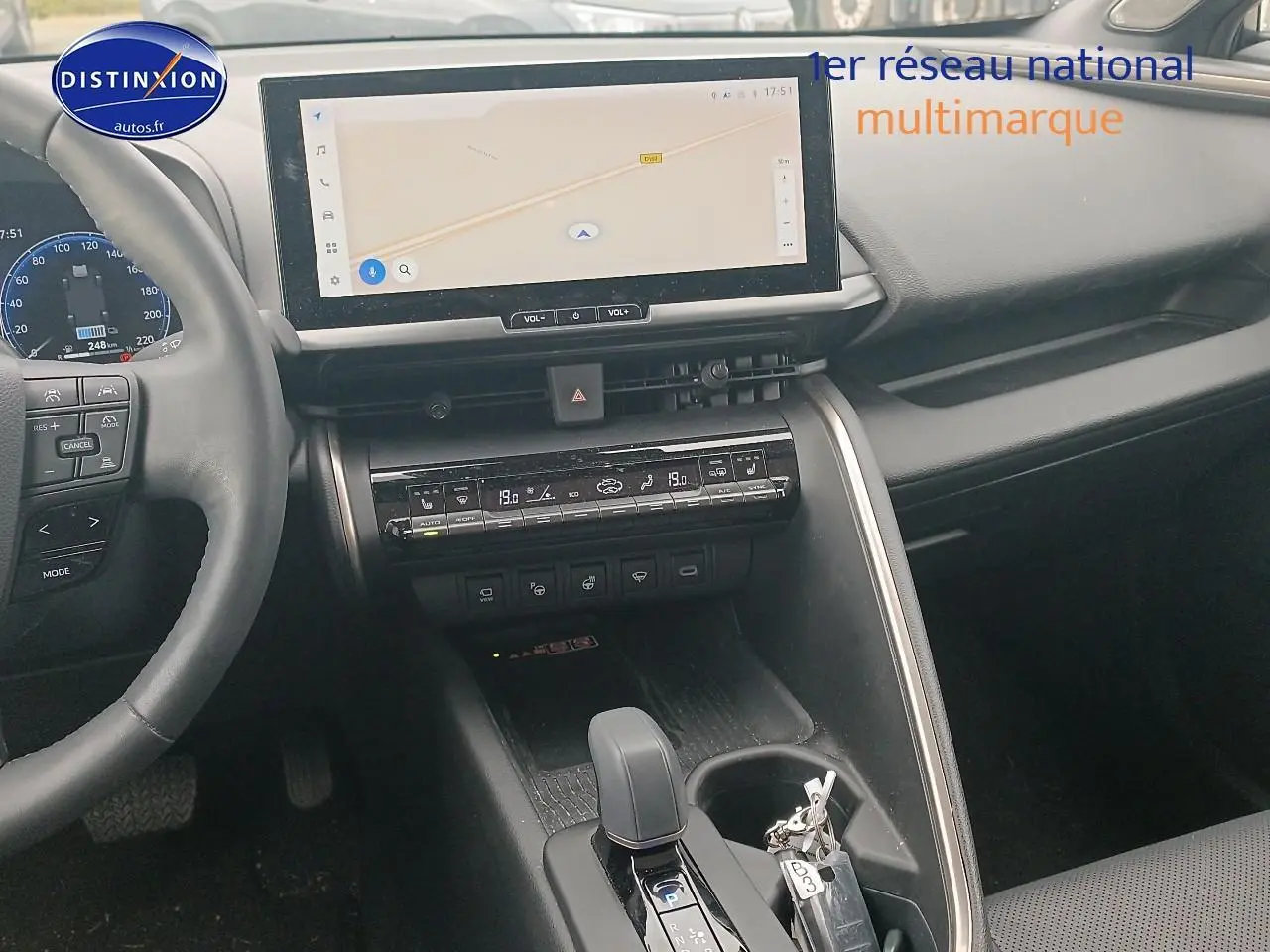 Vue intérieure centrée sur la console centrale et écran tactile du Toyota C-HR hybride 2025, finition noire.